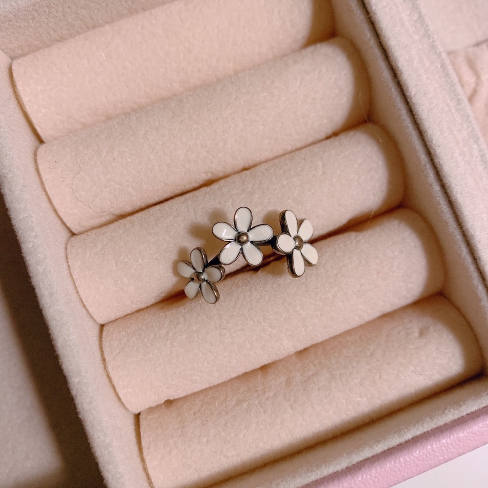 Pandora daisies ring